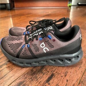 On Cloud cloudsurfer size 7. Worn only 3 times. Great for running.